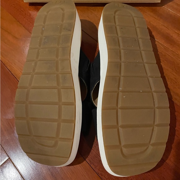 UGG womens Emily Sandal!! Like New - Picture 8 of 8